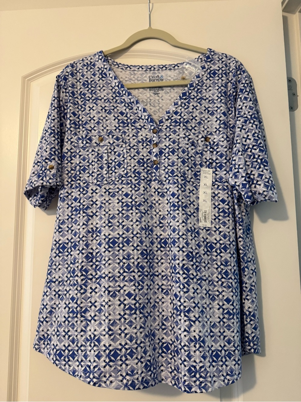 NWT croft & barrow Blue and White Geometric V-Neck Short Sleeve Top